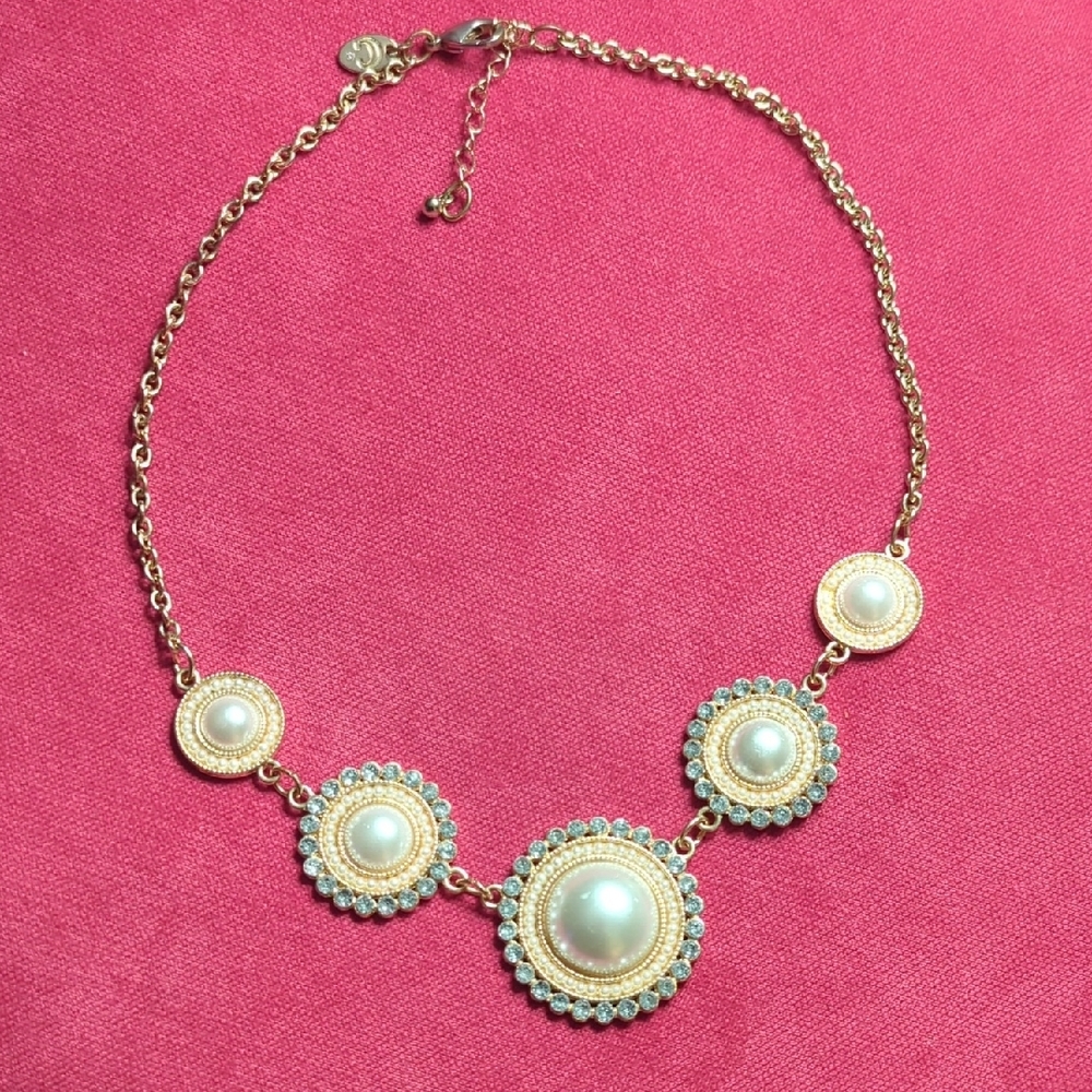 Elegant Gold and Pearl Necklace